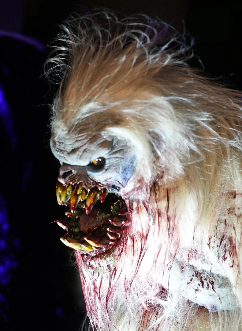 Distortions Animatronics "Yeti" Halloween Animatronic 6 Distortions Animatronics "Yeti" Halloween Animatronic